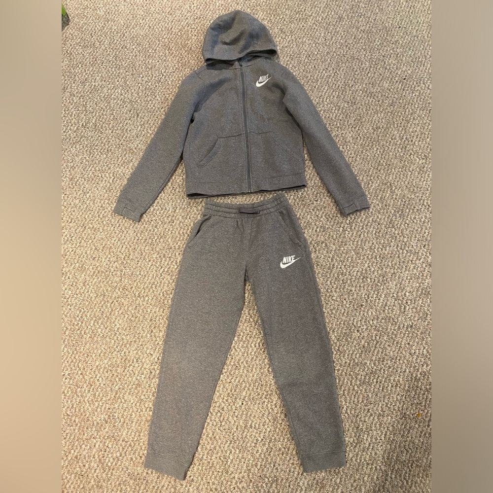 Nike boys sweat suit size M in perfect used condition